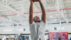 乐鱼官网-真乃当代吕布！戈登中国行首日早起训练 下午观战触地即燃