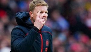 乐鱼体育-伊萨克真的无法挽回？埃迪豪：沟通是关键，但眼下他确实无法出战